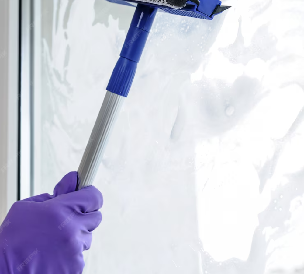 man-cleans-windows_191163-337 man-cleans-windows_191163-337